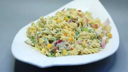 وصفة سهلة وصحية.. طريقة تحضير سلطة التونة بالمكرونة بخطوات بسيطة