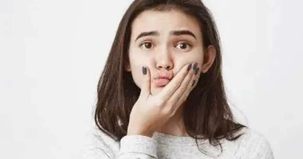 خطوات بسيطة لتقليل انتفاخ الوجه واستعادة الإطلالة الصباحية