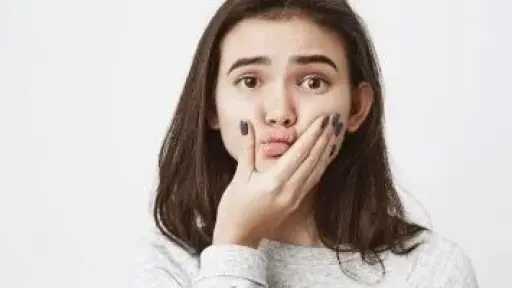 خطوات بسيطة لتقليل انتفاخ الوجه واستعادة الإطلالة الصباحية