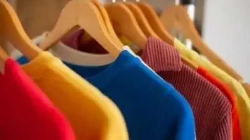 7 حيل فعالة للتخلص من بقع الملابس العنيدة دون تلف الأقمشة