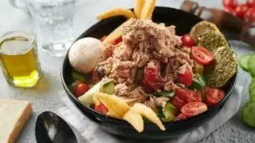 سلطة التونة.. وجبة صحية وسهلة التحضير بلمسات شهية