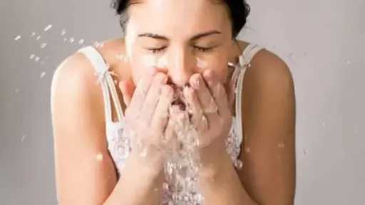 الإفراط في غسل الوجه بالصيف.. خطر مخفي على صحة بشرتك