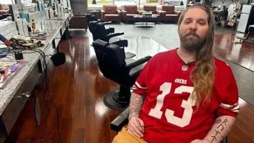 زوج يضحي بشعره من أجل دعم زوجته المصابة بالسرطان