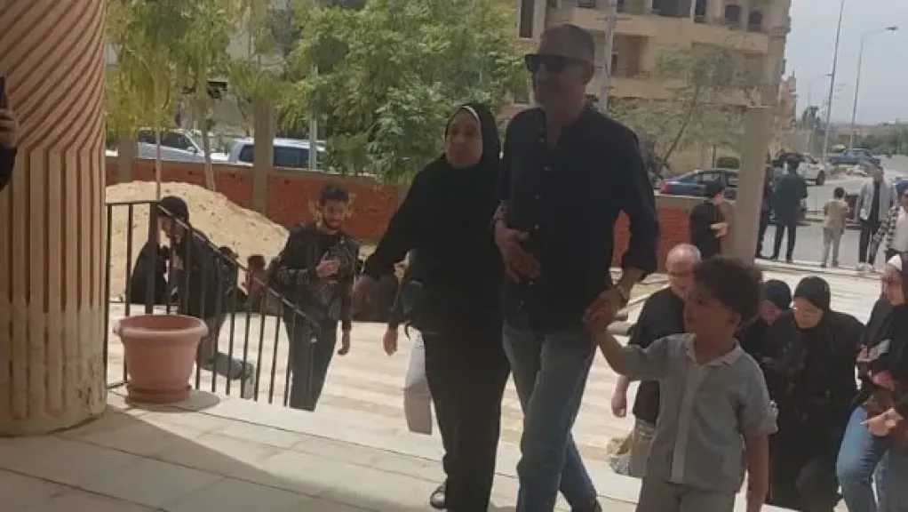 انهيار زوجة د. ضياء العوضي أثناء تشييع جنازته.. صور