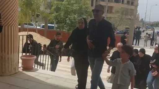 انهيار زوجة د. ضياء العوضي أثناء تشييع جنازته.. صور