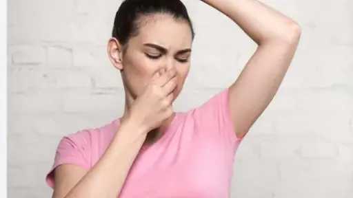 المرأة ورائحة الجسم.. أسباب وحلول للتخلص من المشكلة