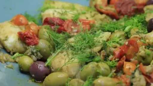 سمك فيليه بالزيتون.. وجبة لذيذة وسهلة التحضير لأفراد الأسرة