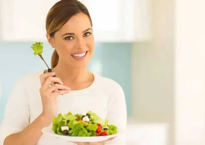 خبراء التغذية يحذرون.. نقص شرب الماء والخضروات يهدد الصحة بمضاعفات خطيرة