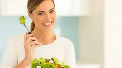 خبراء التغذية يحذرون.. نقص شرب الماء والخضروات يهدد الصحة بمضاعفات خطيرة