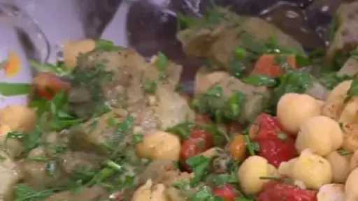 طريقة بسيطة لتحضير باذنجان بالفلفل المشوي في المنزل