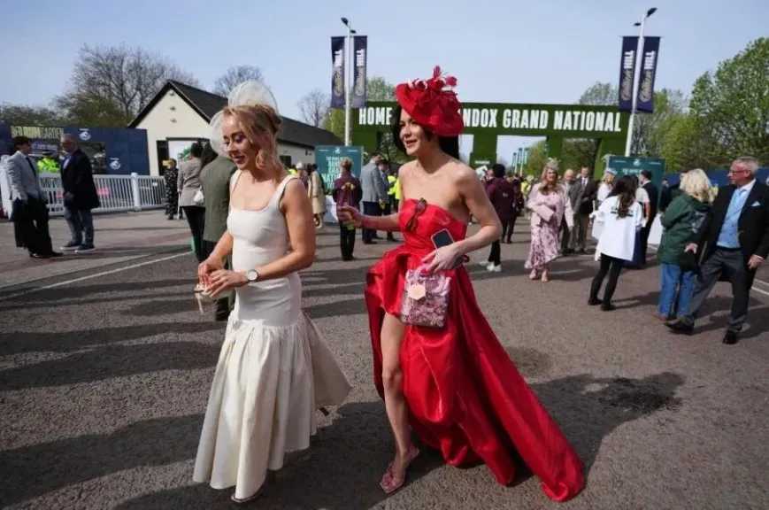 توافد قياسي لمهرجان ”يوم السيدات” في مضمار أينتري بإنجلترا.. صور