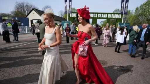توافد قياسي لمهرجان ”يوم السيدات” في مضمار أينتري بإنجلترا.. صور
