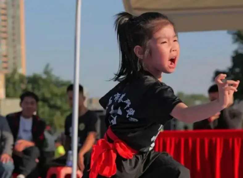طفلة صينية تُبهر العالم بمهاراتها المذهلة في فنون الدفاع عن النفس