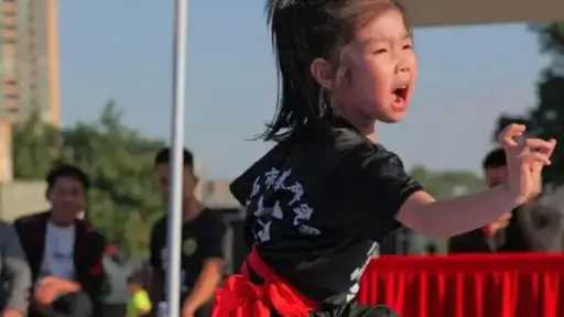 طفلة صينية تُبهر العالم بمهاراتها المذهلة في فنون الدفاع عن النفس