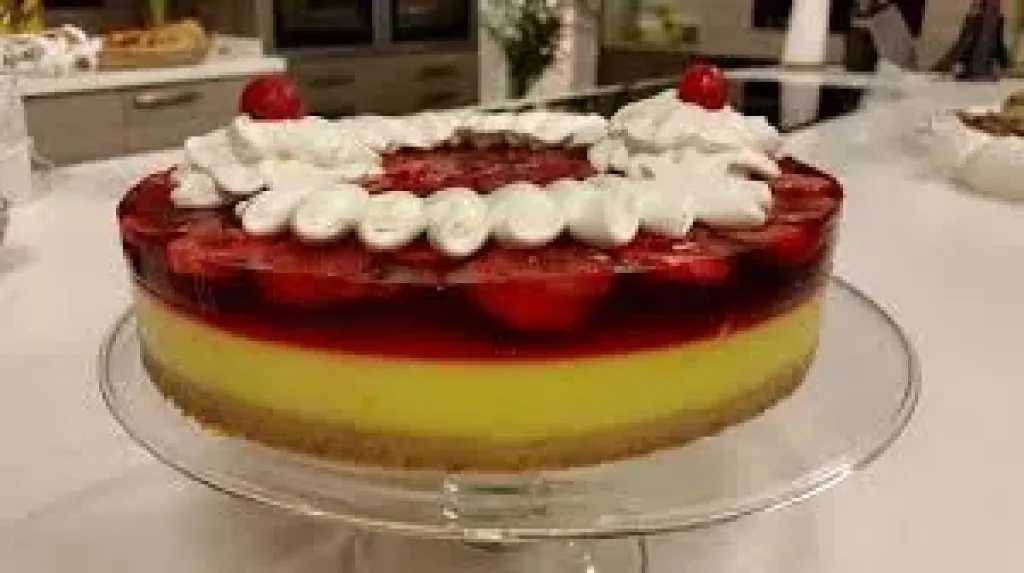 كيكة الكاسترد والكريم شانتيه بالفراولة.. حلوى مثالية للمناسبات بأناقة الطعم والقوام