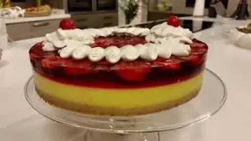 كيكة الكاسترد والكريم شانتيه بالفراولة.. حلوى مثالية للمناسبات بأناقة الطعم والقوام