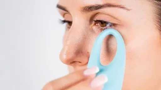 وصفات طبيعية لتفتيح الهالات السوداء حول العين