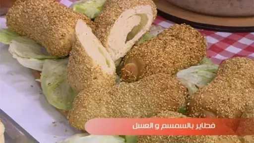 فطائر السمسم بالجبن والعسل.. وصفة مبتكرة بطعم غني وقيمة غذائية عالية