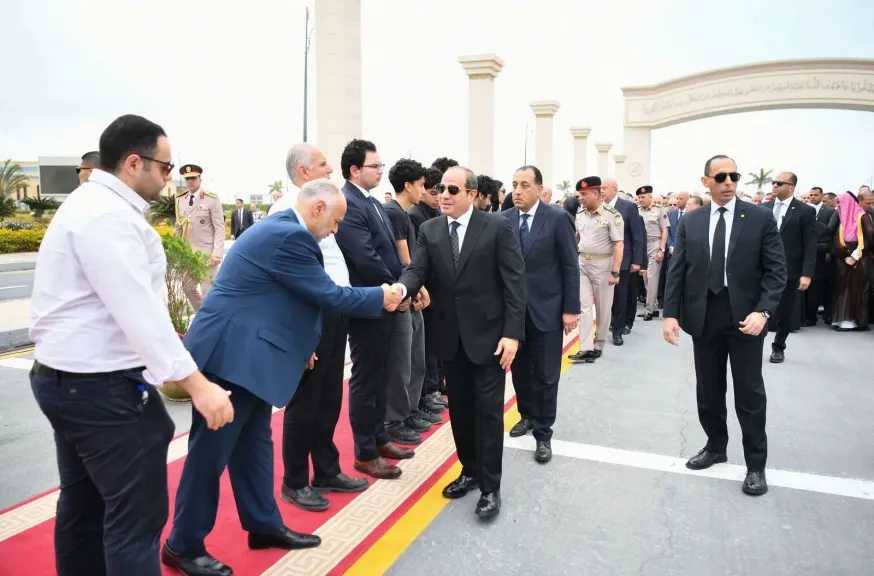 الرئيس السيسي يشارك في تشييع والد رئيس الوزراء ويقدم واجب العزاء