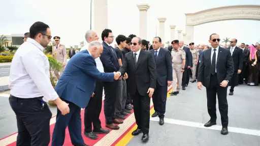 الرئيس السيسي يشارك في تشييع والد رئيس الوزراء ويقدم واجب العزاء