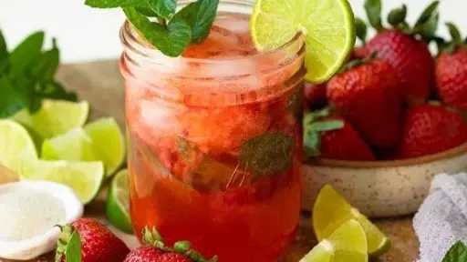 موخيتو الفراولة.. مشروب صيفي منعش بلمسات بسيطة
