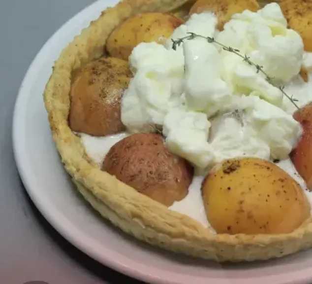 تارت الخوخ.. حلوى موسمية شهية تناسب العائلة والضيوف