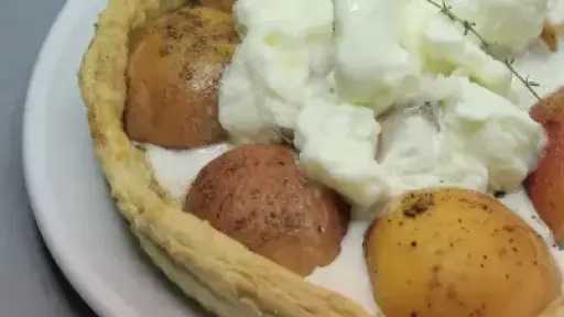 تارت الخوخ.. حلوى موسمية شهية تناسب العائلة والضيوف