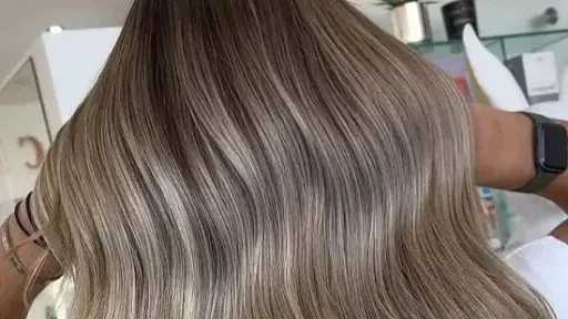 طرق مبتكرة لإخفاء الشعر الأبيض والحصول على إطلالة طبيعية وعصرية