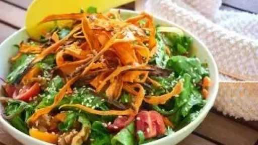 سلطة الديتوكس.. الوجبة المثالية للانتعاش والهضم في الأيام الحارة