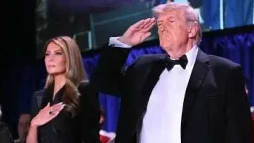 مذيع شهير يثير غضب ترامب وميلانيا بمزحة عن الأرملة في حفل وهمي