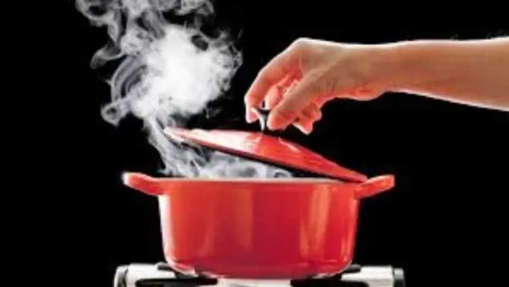 حيل ذكية لتسريع عملية الطهي وتوفير الوقت في المطبخ