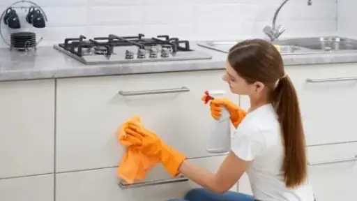 أماكن خفية في المطبخ تشكل مرتعًا للدهون وتحتاج إلى تنظيف دوري