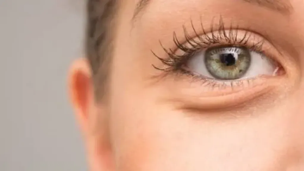 العناية بالعين