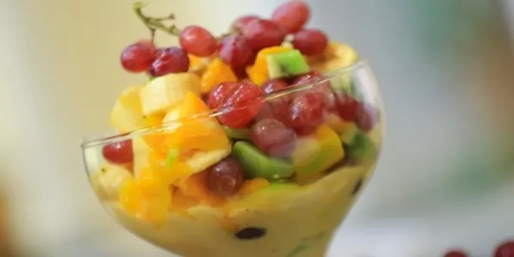 سلطة الفواكه بالكاسترد