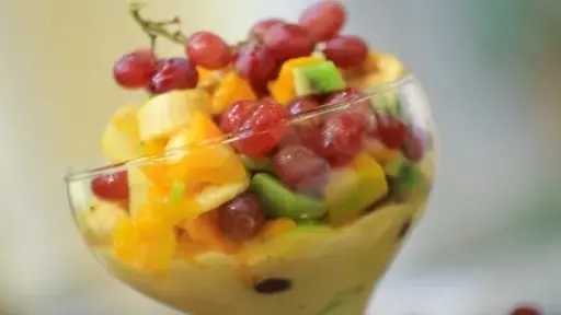 تحضير سلطة الفواكه بالكاسترد.. وصفة مميزة تجمع الطعم والفائدة