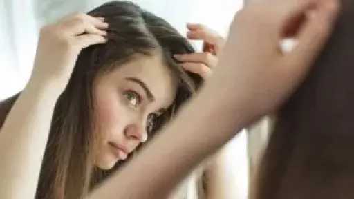 5 أخطاء شائعة تضر بشعرك وكيفية معالجتها طبيعيًا