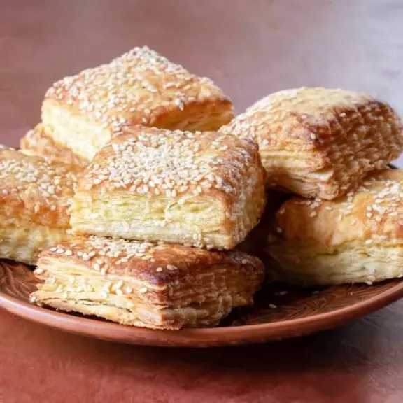 فطائر السمسم بالجبن والعسل.. وجبة مثالية تجمع المذاق الشهي والقيمة الغذائية