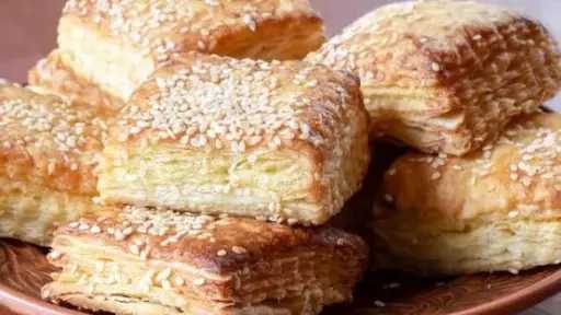 فطائر السمسم بالجبن والعسل.. وجبة مثالية تجمع المذاق الشهي والقيمة الغذائية