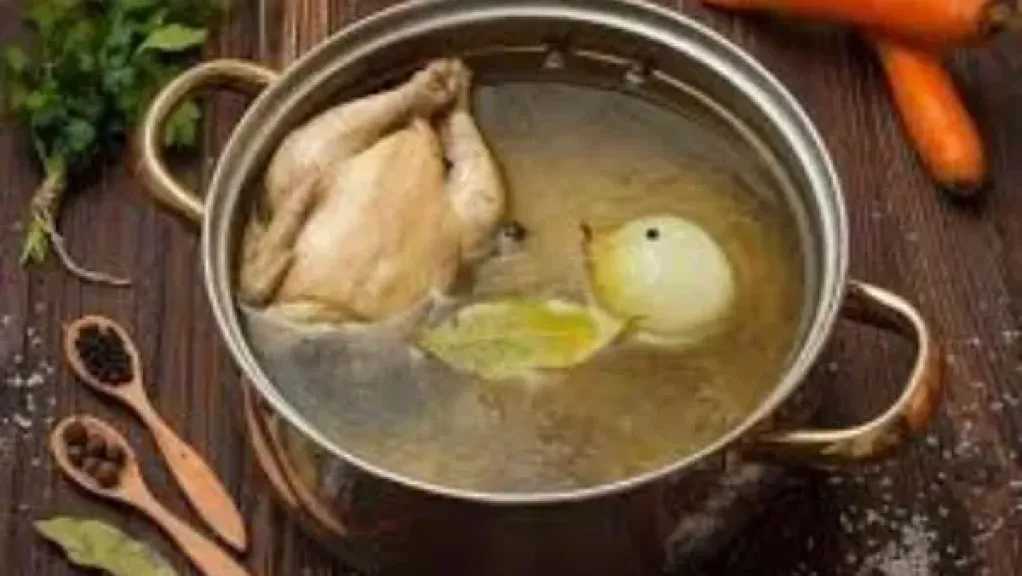 سر الطهي المثالي.. الطريقة الصحيحة لسلق الفراخ للحصول على طعم غني بدون زفارة