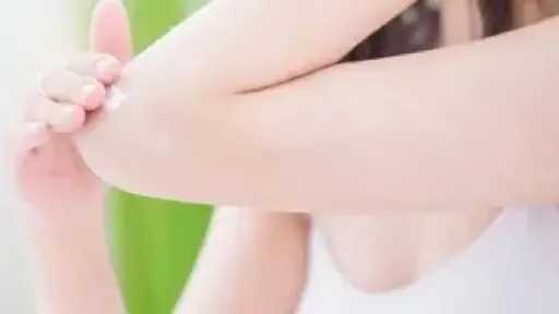 أفضل الطرق الطبيعية لعلاج جفاف الكوعين وترطيبهما بفعالية