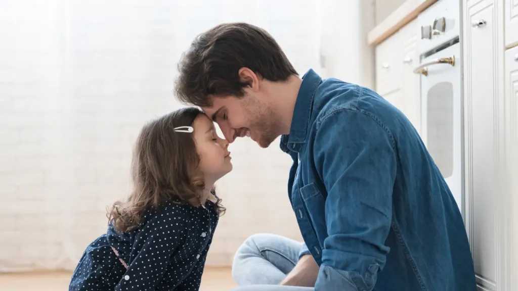 لغة الصمت والأمان.. 3 طرق يعبر بها الأب عن حبه لابنته دون كلمات