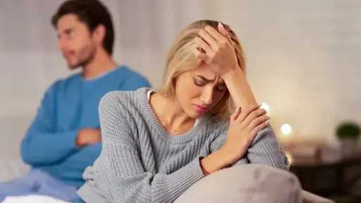 علامات العلاقة السامة: كيف تكتشف استنزاف شريكك لصحتك الجسدية؟