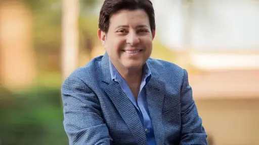 تفاصيل وصول جثمان الفنان هاني شاكر لمطار القاهرة وحضور حاشد للوزراء والفنانين