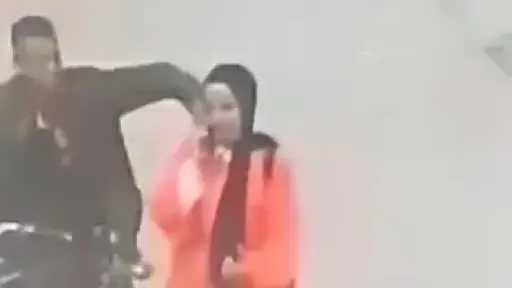 فيديو صادم لسرقة فتاة في وضح النهار يشعل منصات التواصل ويحرك الأجهزة الأمنية