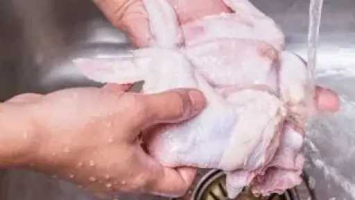 جدل حول غسل الدجاج.. خطوة تنظيف أم خطر صحي؟