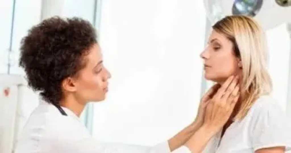 التهاب الغدة الدرقية بعد الولادة.. تحدٍ صحي يواجه الأمهات الجدد