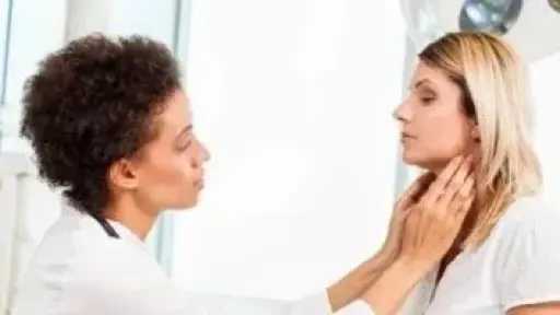 التهاب الغدة الدرقية بعد الولادة.. تحدٍ صحي يواجه الأمهات الجدد
