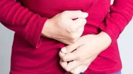 متلازمة القولون العصبي لدى النساء.. أعراضها، تأثير الهرمونات، وطرق التعامل معها
