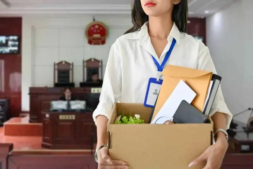 محكمة شنغهاي تلزم شركة بتعويض موظفة فصلت بسبب عمل زوجها بشركة منافسة