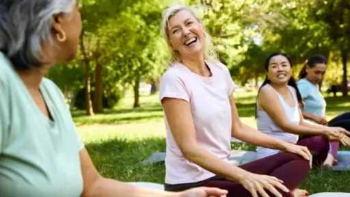التغيرات الصحية التي تواجه النساء بعد سن الأربعين.. أهم الأعراض والنصائح للتكيف